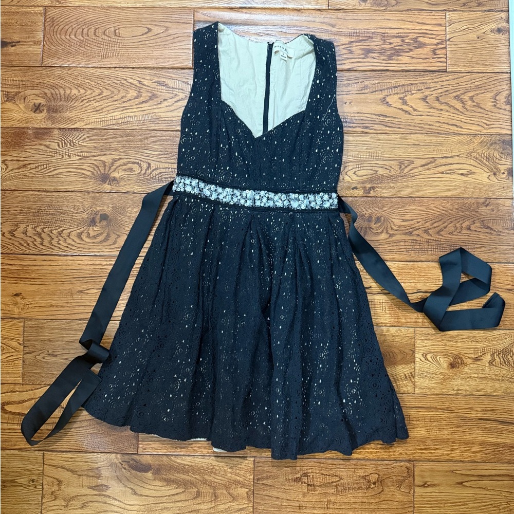 Elegant Black Dress with Ribbon Detail